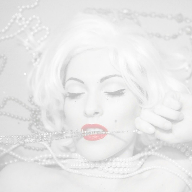 White pearl Marilyn